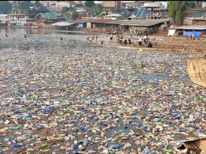 Pollution plastique dans les eaux