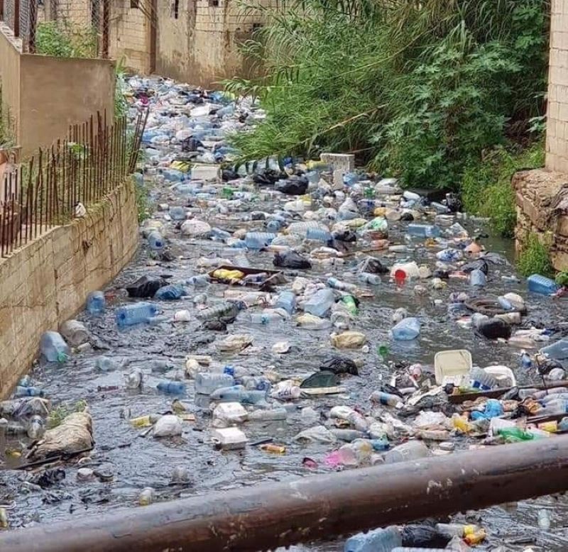 Caniveau rempli de dechets plastiques